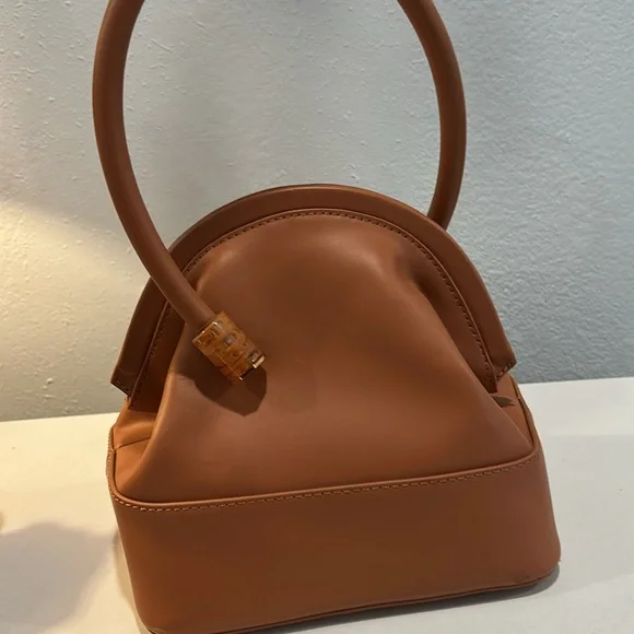 Like NEW Louise et Cie Isel Leather Toasted Almond Frame Novelty Curve Handle - Picture 13 of 13